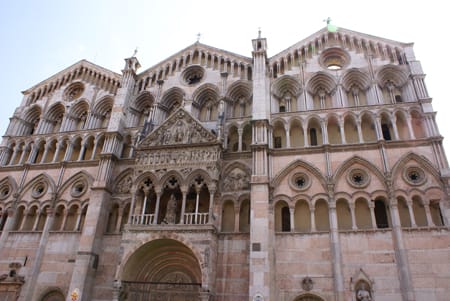 Fachada del Duomo de Ferrara (Italia)