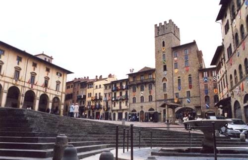 Arezzo ciudad de corazon medieval Sobre Italia