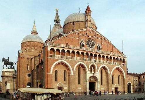 Basílica de San Antonio de Padua, su altar mayor : Sobre Italia