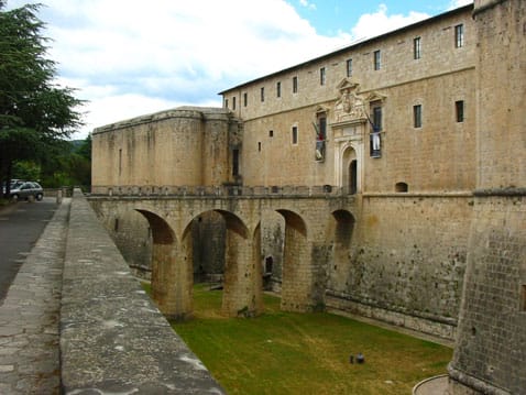 Museo de Abruzzo, castillo con tintes españoles