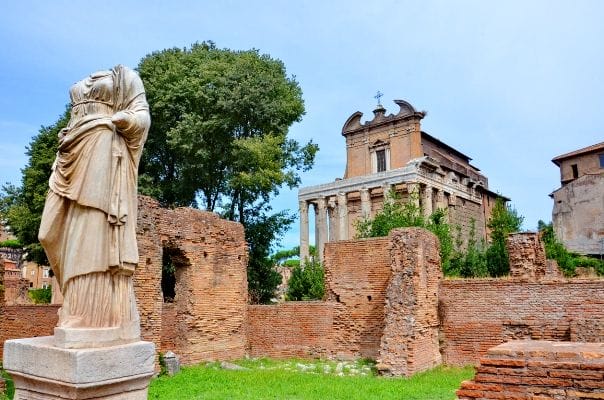 Templo de Antonino y Faustino en Roma