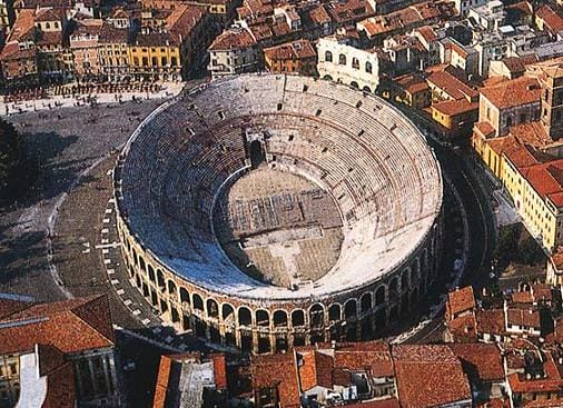 La Arena de Verona, su anfiteatro romano : Sobre Italia