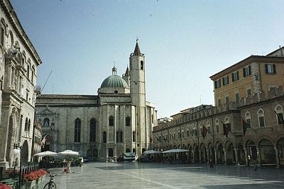 Visita Ascoli Piceno y su maravillosa plaza