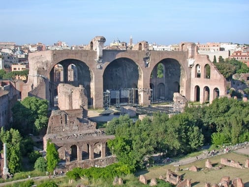 La Basílica de Majencio y de Constantino La Basílica de Majencio y de Constantino