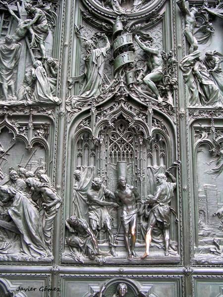 Duomo de Milan portico 2