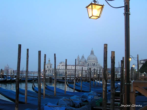 Gondolas en Venecia al amanecer: fotos de Italia