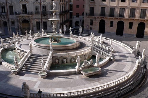 La Plaza Pretoria y su fuente, en Palermo