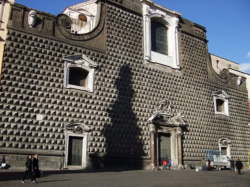 Iglesia de Gesú Nuovo, antiguo palacio de Nápoles : Sobre Italia