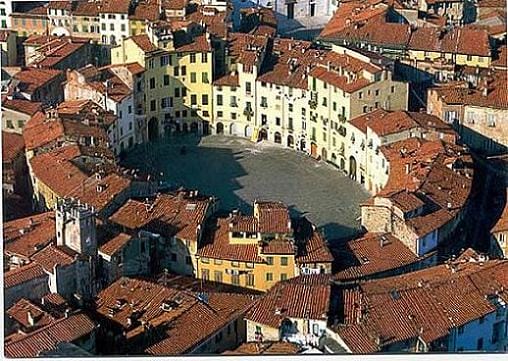 La Piazza Anfiteatro de Lucca