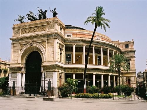 El Teatro Politeama en la ciudad de Palermo