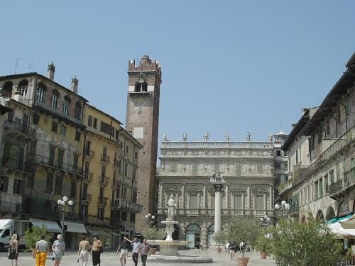 Un paseo por la Piazza delle Erbe en Verona Un paseo por la Piazza delle Erbe en Verona